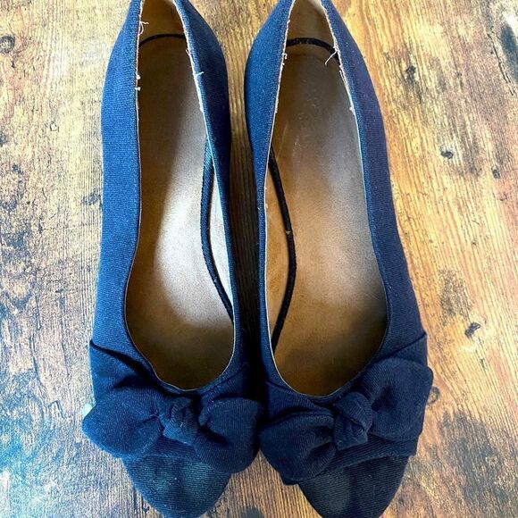 Aerosoles Bow Wedges  - Picture 1 of 4